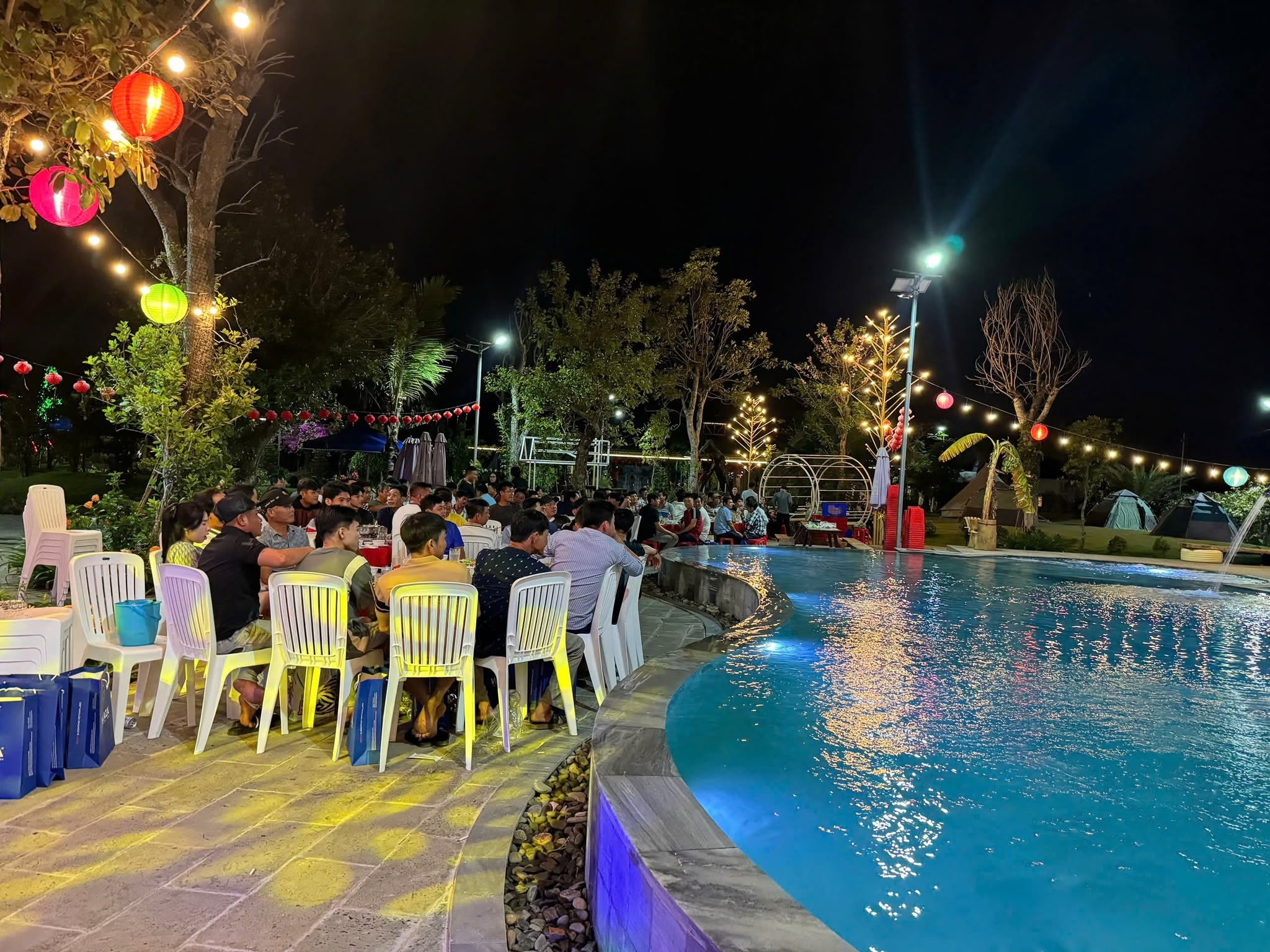 Tiệc đoàn bên hồ bơi Đồng Gió
